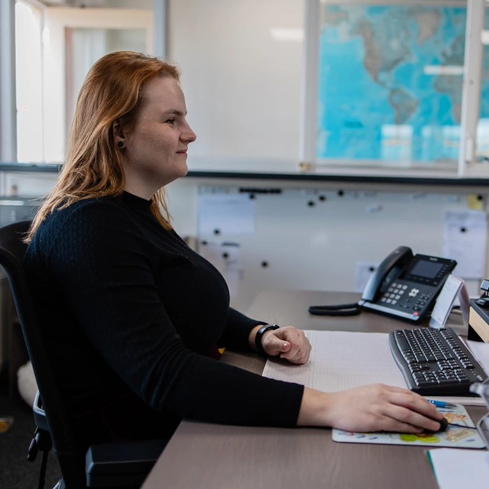 Loes achter bureau