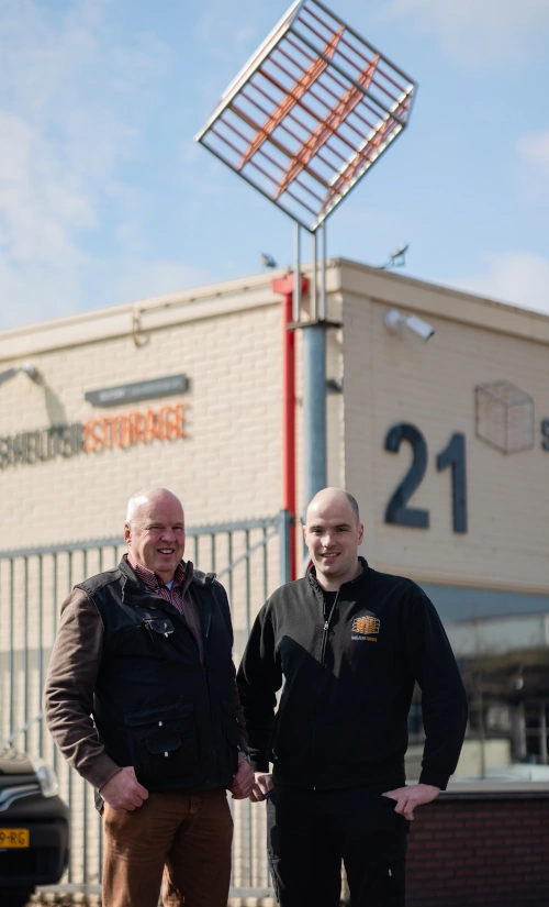 Shelter Storage team buiten