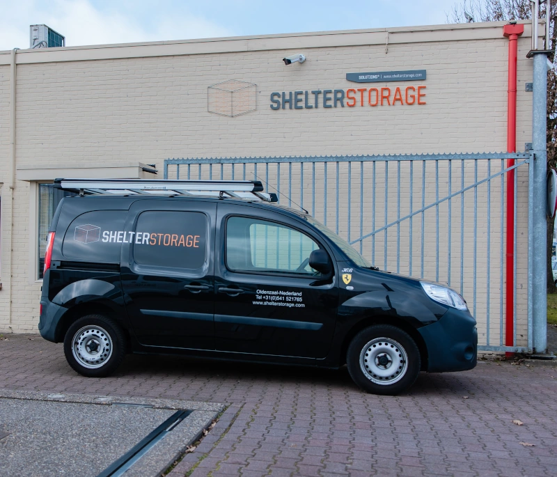 Zwarte bus van Shelter Storage